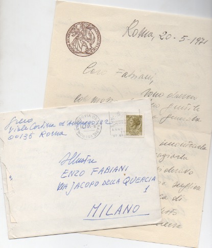 1 lettera e 1 cartolina postale autografe firmate inviate al poeta e giornalista enzo fabiani. datate 1971-1975.