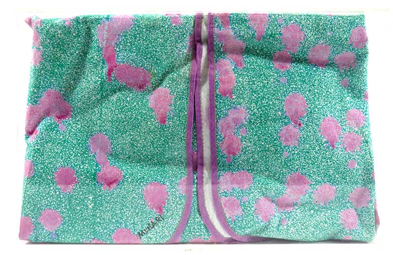 [vestito confezionato in «tessuto stampato», altrimenti noto come «tessuto ottenuto con gli errori delle macchine stampatrici», serie «la regola e il caso», tipo «licheni 7»: kimono verde a macchie rosa]