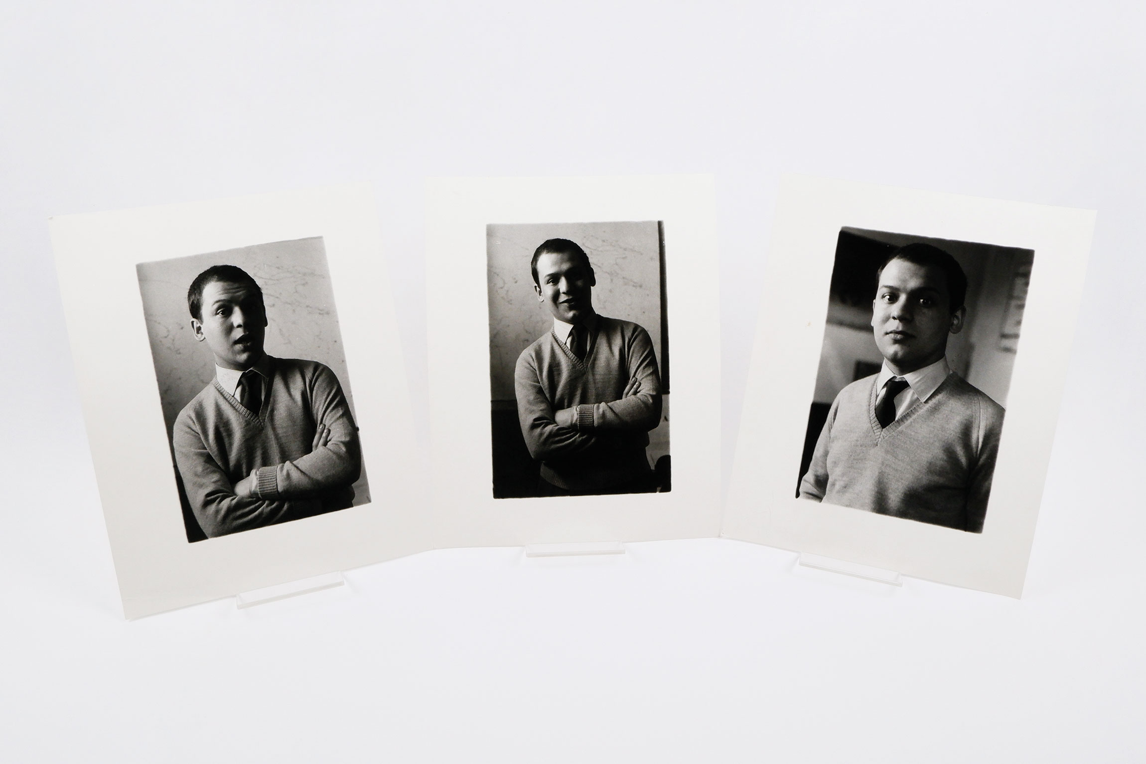 [tre ritratti fotografici di piero manzoni nel suo studio nel 1957]