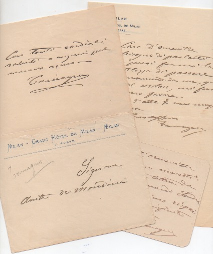 insieme di tre biglietti autografi firmati, due indirizzati al librettista carlo d ormeville, l altro, con busta originale conservata, alla signora anita de mondini. uno solo datato (21 novembre 1900).